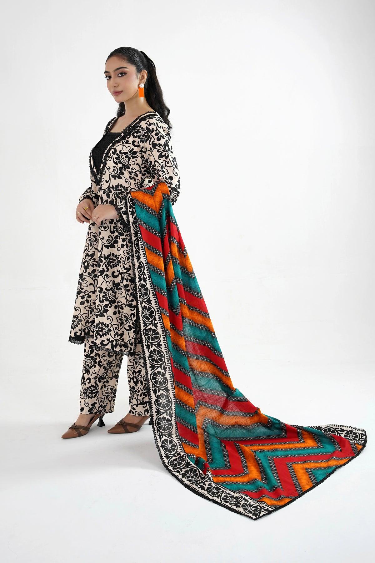 Noor-e-Siyah Khaddar Suit